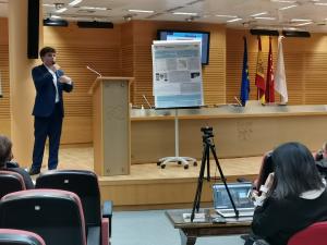 Un alumno del IES Las Musas en la exposición de su trabajo de investigación