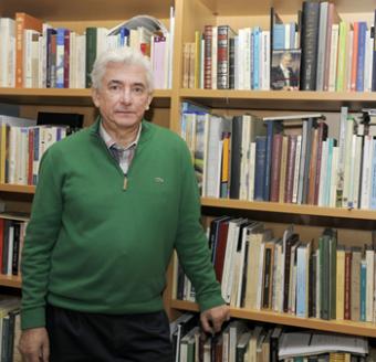 Miguel Angel Puig-Samper en su despacho del Centro de Ciencias Humanas y Sociales del CSIC