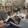 Helena Rodriguez Somolinos, investigadora del ILC (CCHS-CSIC), con un grupo de alumnos que pasó por la sala del ‘Diccionario de Griego-Español’.