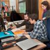 Lucía Díaz-Iglesias y David García, investigadores del ILC (CCHS-CSIC), con uno de los alumnos de 4ºESO+Empresa de este año.