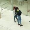 Juan José Villarías, investigador del ILLA (CCHS-CSIC), en la entrada del centro junto con dos de las jóvenes que participaron en este programa de la Comunidad de Madrid.