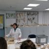 En el Laboratorio de Arqueobiología escuchando las explicaciones de Marta Moreno