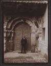 Fotografías Arte: Ricardo Orueta en la portada de la Iglesia de San Quirce. Segovia. Copia de gelatina. 